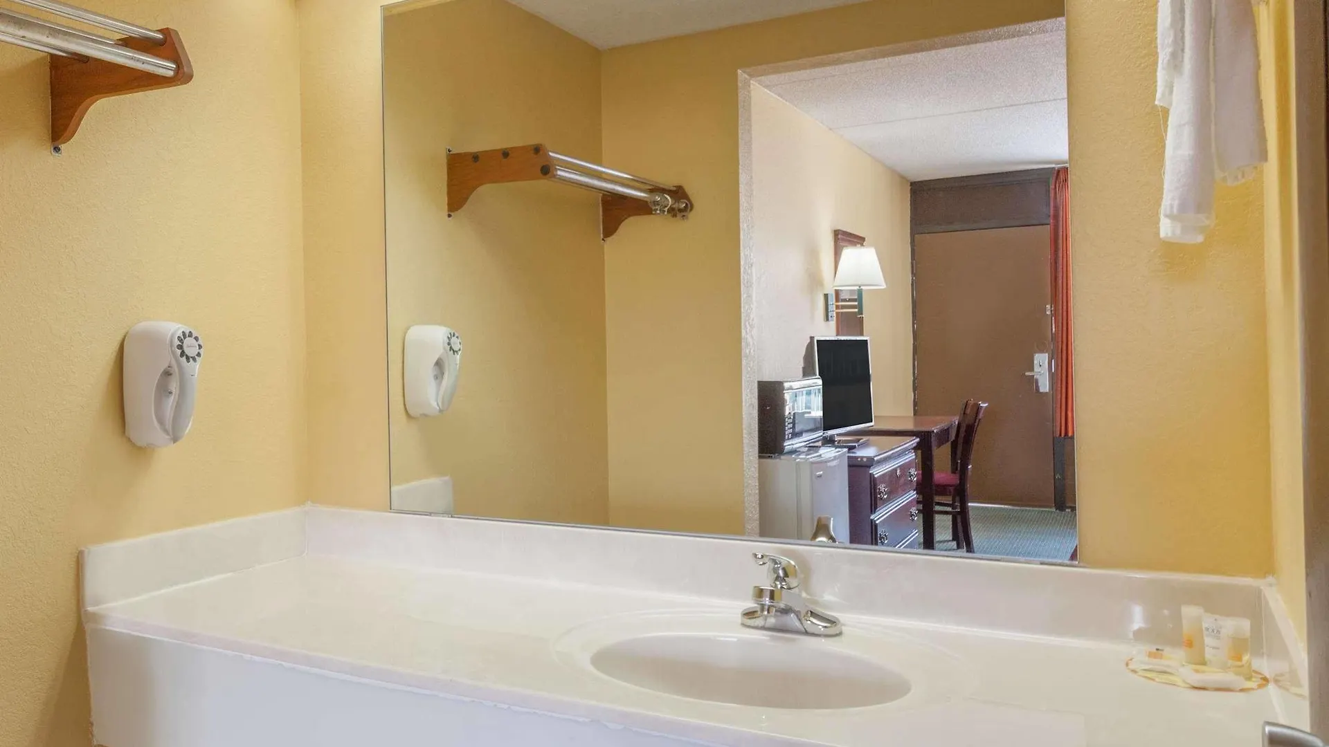 Days Inn By Wyndham Nashville Saint Thomas West Hospital Hotel